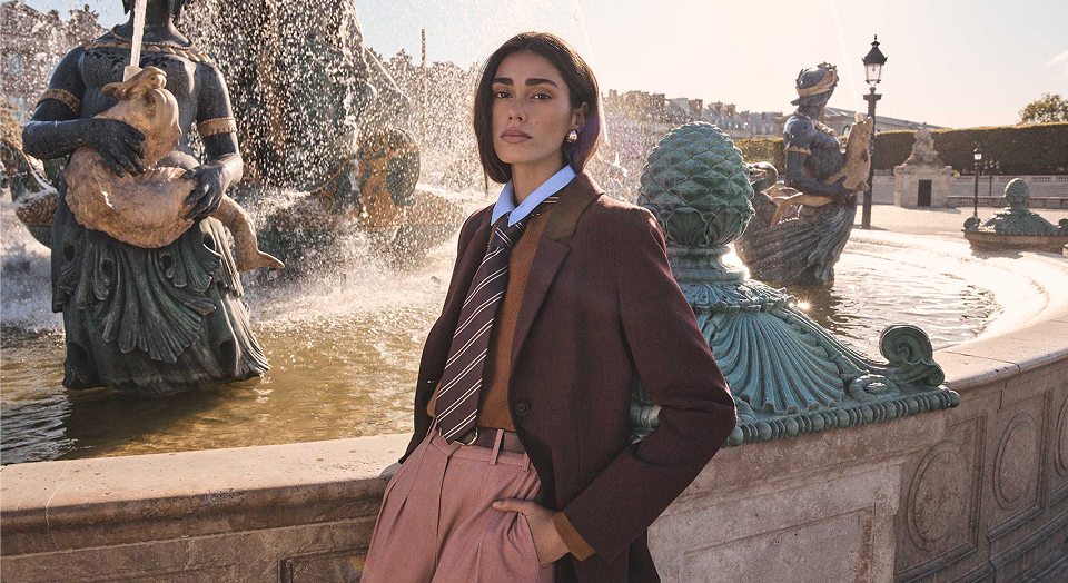 Femme en veste brodée, Maison 123